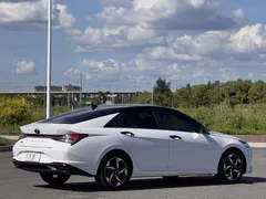 2022 Hyundai Elantra 1.5L CVT LUX Premium, белый — фото 4