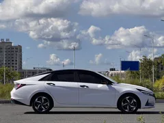 2022 Hyundai Elantra 1.5L CVT LUX Premium, белый — фото 7