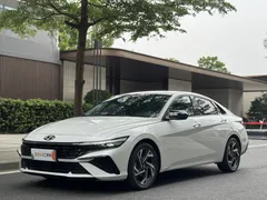 2023 Hyundai Elantra 1.5L CVT LUX Premium, белый — фото 1