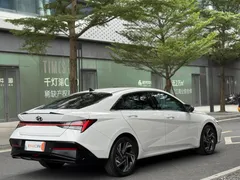 2023 Hyundai Elantra 1.5L CVT LUX Premium, белый — фото 4