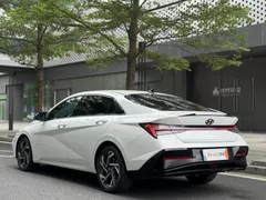 2023 Hyundai Elantra 1.5L CVT LUX Premium, белый — фото 7