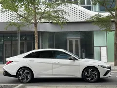 2023 Hyundai Elantra 1.5L CVT LUX Premium, белый — фото 8