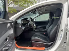 2023 Hyundai Elantra 1.5L CVT LUX Premium, белый — фото 11