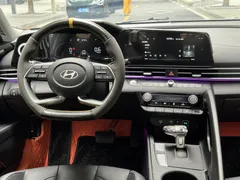 2023 Hyundai Elantra 1.5L CVT LUX Premium, белый — фото 16