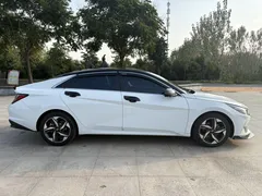 2022 Hyundai Elantra 1.5L CVT LUX Premium, белый — фото 4
