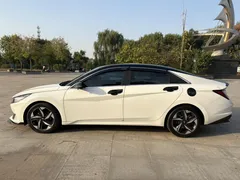 2022 Hyundai Elantra 1.5L CVT LUX Premium, белый — фото 7