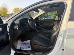 2022 Hyundai Elantra 1.5L CVT LUX Premium, белый — фото 8