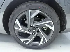 2023 Hyundai Elantra 1.5L CVT LUX Premium — фото 18