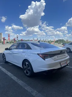 2022 Hyundai Elantra 1.5L CVT LUX Premium, белый — фото 5