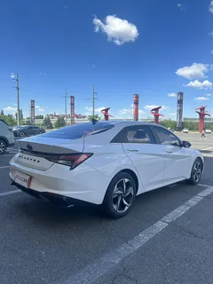 2022 Hyundai Elantra 1.5L CVT LUX Premium, белый — фото 6