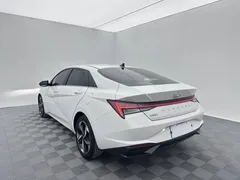 2022 Hyundai Elantra 1.5L CVT LUX Premium, белый — фото 4