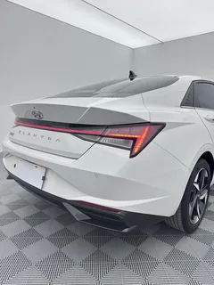 2022 Hyundai Elantra 1.5L CVT LUX Premium, белый — фото 9