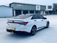2022 Hyundai Elantra 1.5L CVT LUX Premium, белый — фото 4