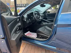 2022 Hyundai Elantra 1.5L CVT LUX Premium, синий — фото 12