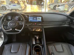 2022 Hyundai Elantra 1.5L CVT LUX Premium, белый — фото 4