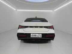 2023 Hyundai Elantra 1.5L CVT LUX Premium, белый — фото 5