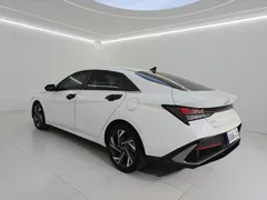 2023 Hyundai Elantra 1.5L CVT LUX Premium, белый — фото 6