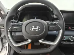 2023 Hyundai Elantra 1.5L CVT LUX Premium, белый — фото 8