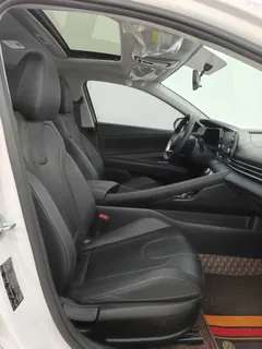 2023 Hyundai Elantra 1.5L CVT LUX Premium, белый — фото 18