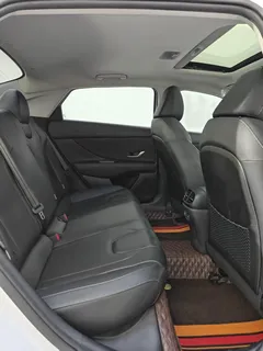 2023 Hyundai Elantra 1.5L CVT LUX Premium, белый — фото 21