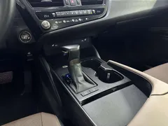 2022 Lexus ES 200 Excellence — фото 13
