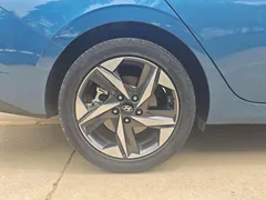 2022 Hyundai Elantra 1.5L CVT LUX Premium, синий — фото 25