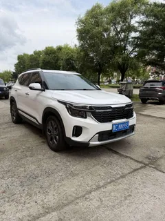 2023 Kia Seltos 1.5L IVT Luxury, белый — фото 3