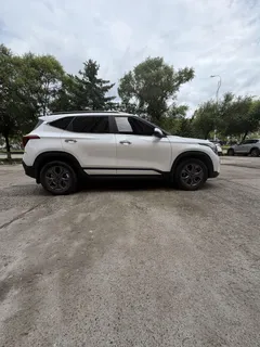 2023 Kia Seltos 1.5L IVT Luxury, белый — фото 7