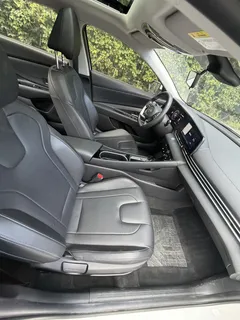 2022 Hyundai Elantra 1.5L CVT LUX Premium, белый — фото 21