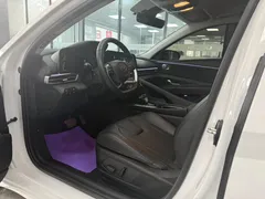 2022 Hyundai Elantra 1.5L CVT LUX Premium, белый — фото 3