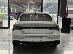2022 Hyundai Elantra 1.5L CVT LUX Premium, белый — фото 18