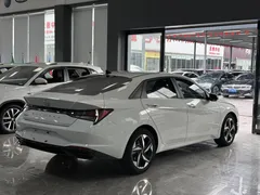 2022 Hyundai Elantra 1.5L CVT LUX Premium, белый — фото 19