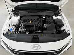 2023 Hyundai Elantra 1.5L CVT LUX Premium, белый — фото 10