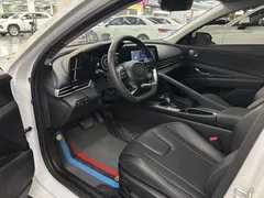 2022 Hyundai Elantra 1.5L CVT LUX Premium, белый — фото 4