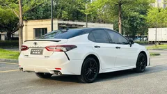 2023 Toyota Camry 2.0S Knight, белый — фото 5