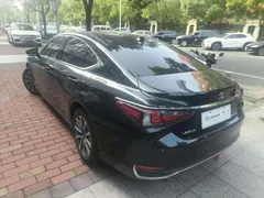 2022 Lexus ES 200 Luxury, чёрный — фото 13