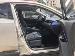 2023 Toyota C-HR 2.0L Luxury — фото 11