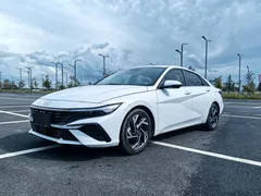 2023 Hyundai Elantra 1.5L CVT LUX Premium, белый — фото 1