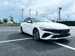 2023 Hyundai Elantra 1.5L CVT LUX Premium, белый — фото 3
