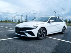 2023 Hyundai Elantra 1.5L CVT LUX Premium, белый — фото 4