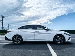 2023 Hyundai Elantra 1.5L CVT LUX Premium, белый — фото 5