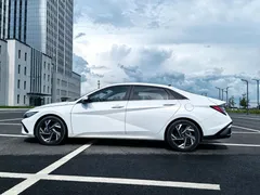 2023 Hyundai Elantra 1.5L CVT LUX Premium, белый — фото 7