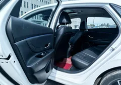 2023 Hyundai Elantra 1.5L CVT LUX Premium, белый — фото 10
