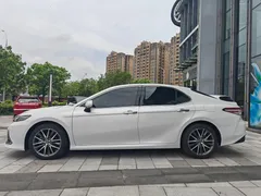 2022 Toyota Camry 2.5G Luxury, белый — фото 4