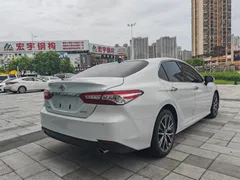 2022 Toyota Camry 2.5G Luxury, белый — фото 8