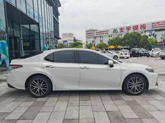 2022 Toyota Camry 2.5G Luxury, белый — фото 9