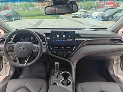 2022 Toyota Camry 2.5G Luxury, белый — фото 10