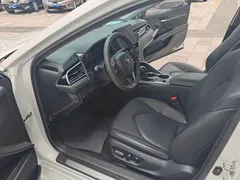 2022 Toyota Camry 2.5G Luxury, белый — фото 11