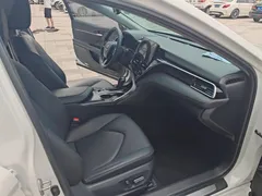 2022 Toyota Camry 2.5G Luxury, белый — фото 12
