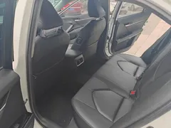 2022 Toyota Camry 2.5G Luxury, белый — фото 13